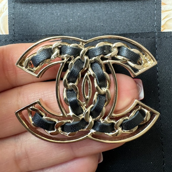 CHANEL 19P CLASSIC GOLD TONE LARGE BIG CC LOGO CHAIN BLACK LEATHER BROOCH PIN - Picture 8 of 10